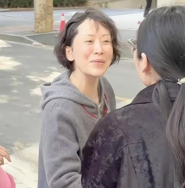 47岁海清上海街头现身，面部变化引发热议