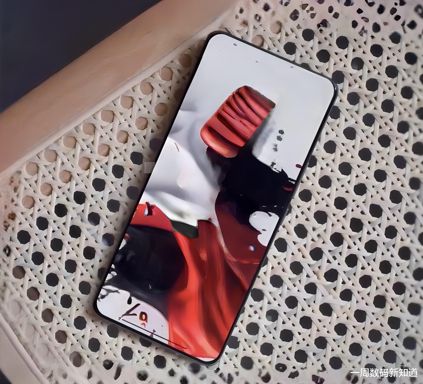 華為Pura90Pro驚艷亮相：零孔屏+24GB運存，原地起飛