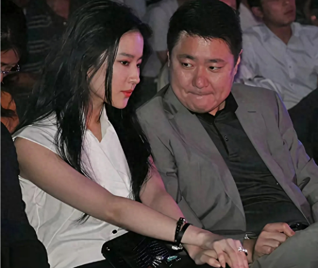 被干爹包养、做变性手术、弃中国国籍，刘亦菲身上标签哪个是真的