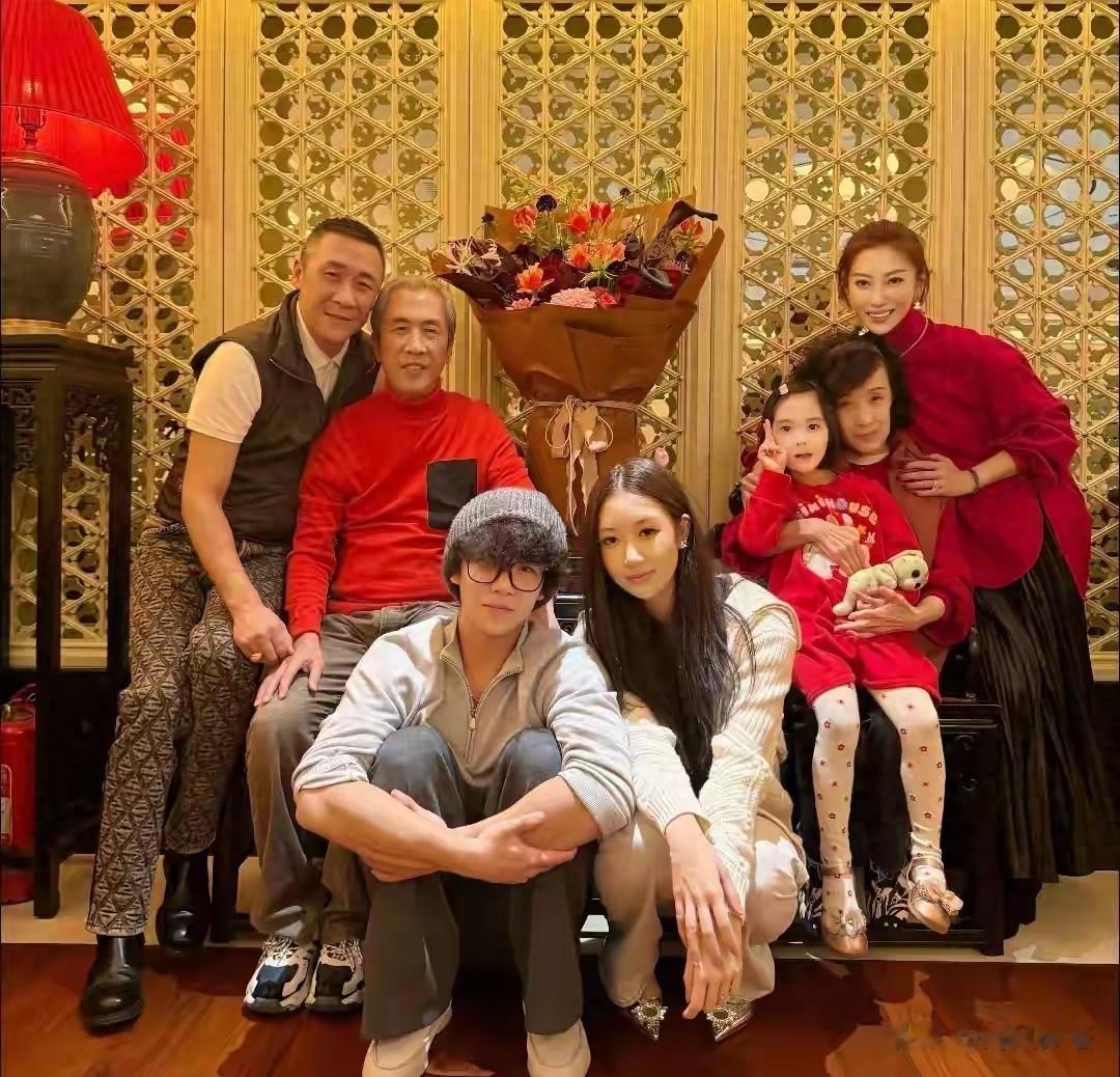 章子怡哥哥结婚20周年晒全家福，章家父母保养惊人，子女颜值爆表