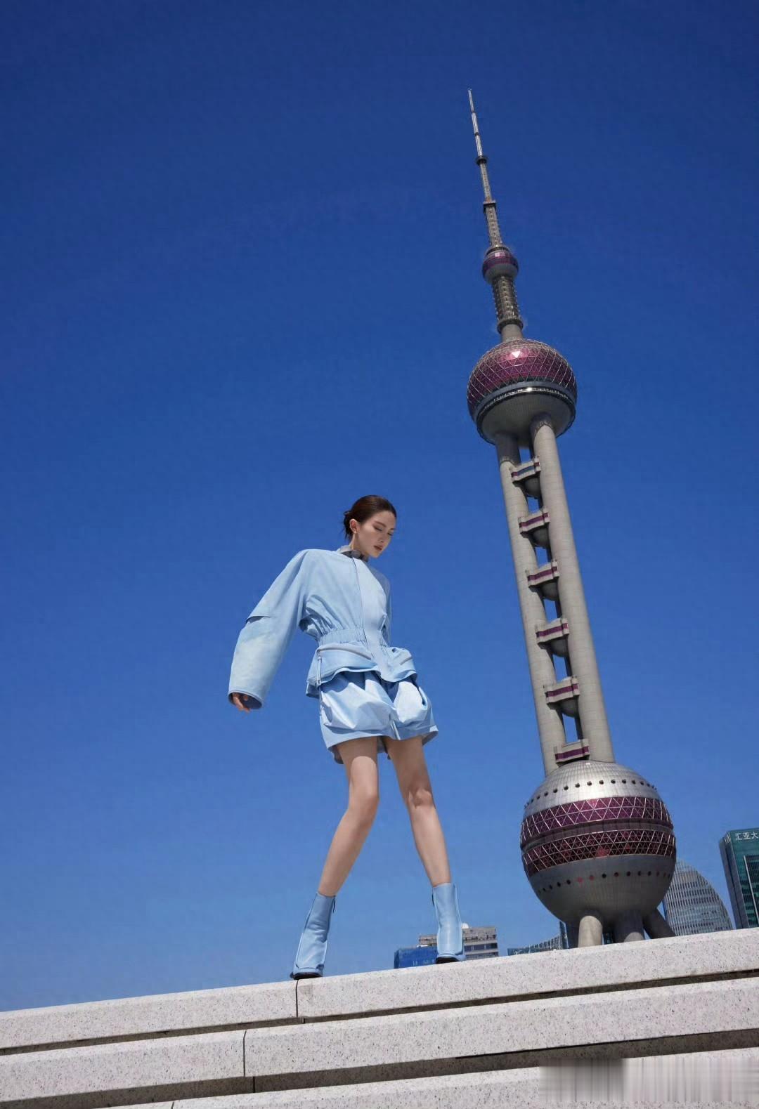 金晨，蓝色高跟短靴，高挑出众好身材 ???