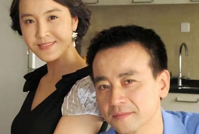 娶小23岁郝蕾，陪娇妻战胜家族遗传病，60岁的罗钢现在过得怎么样