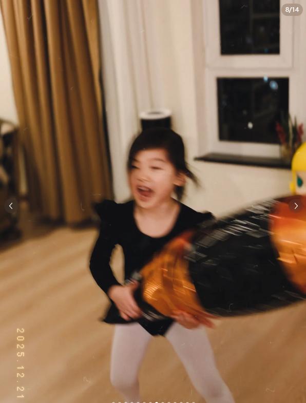 朱珠和老公打扮时尚出门！被4岁女儿拉来滑冰，一个无奈一个害怕