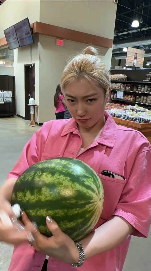 李梦最新社交动态，疑回应宫鲁鸣花里胡哨指责，牵扯童年往事