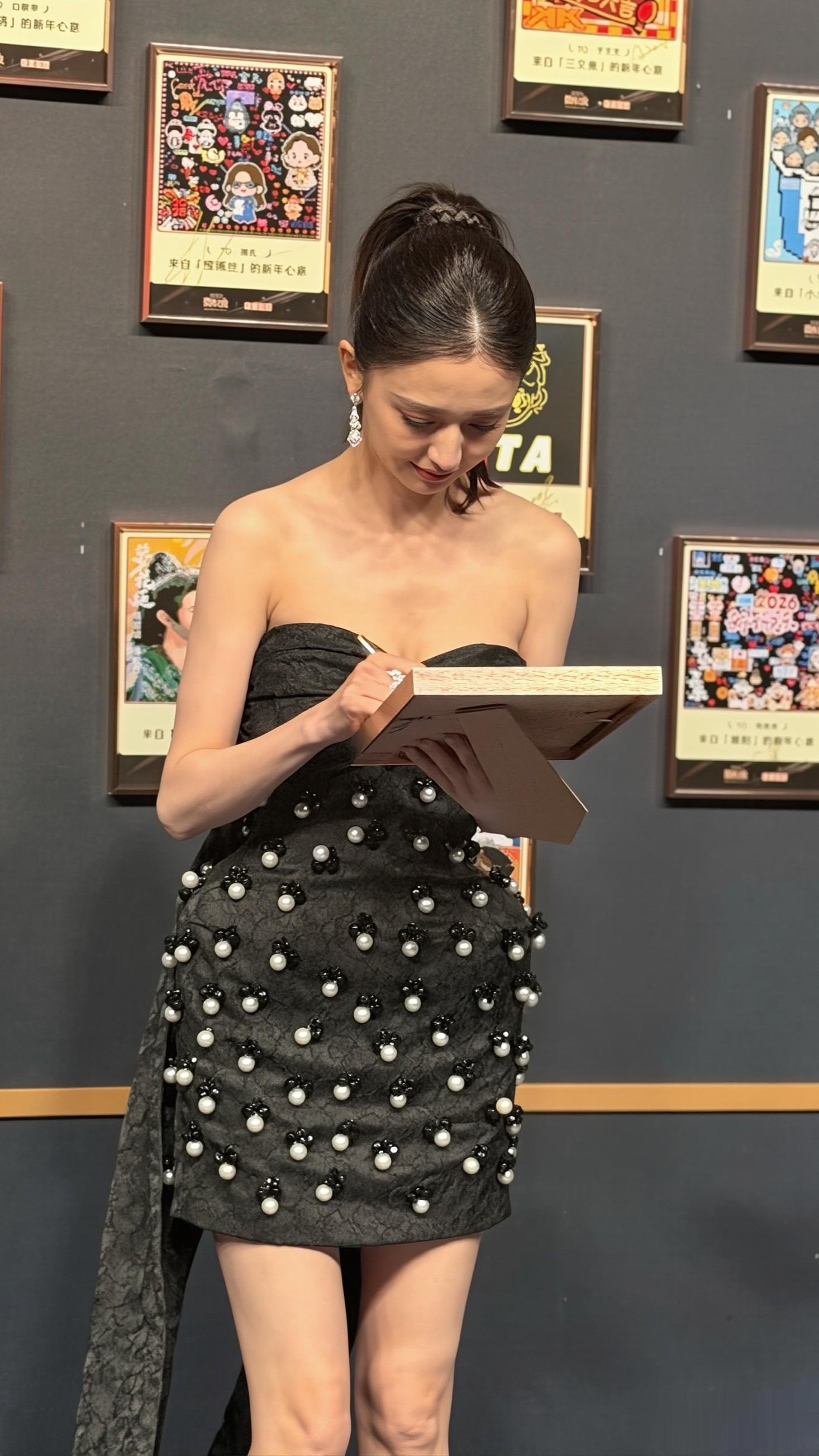 佟丽娅 一袭抹胸裙出席活动现场