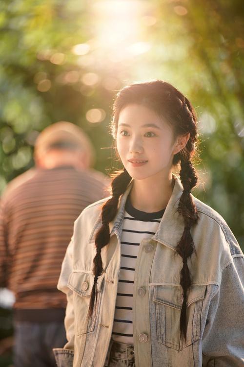 成龙都得给她提裙子，连赵丽颖都混不进的“京圈”，她却十拿九稳