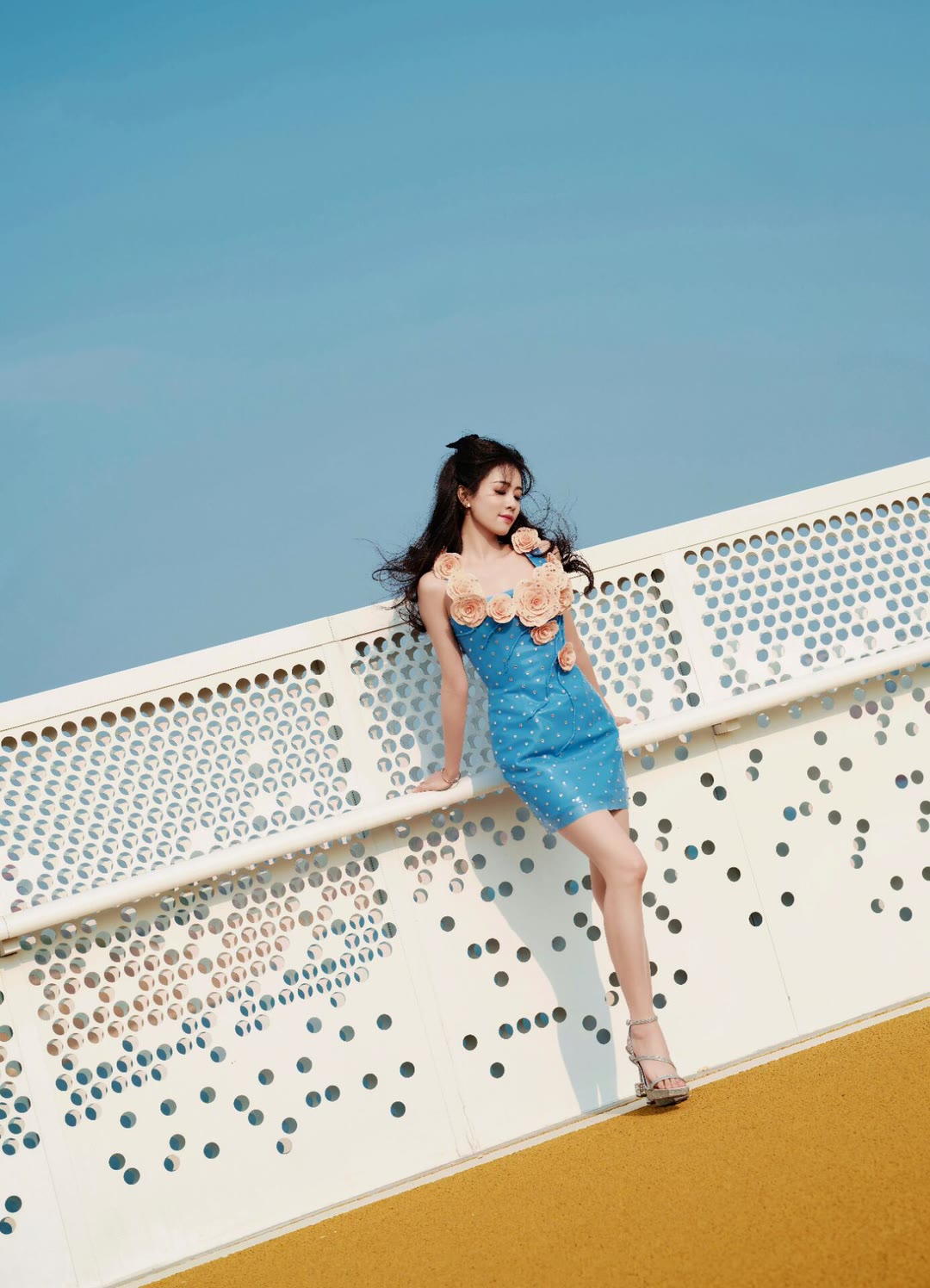 白鹿香缇卡活动穿“鱼鳞裙”：是美神降临还是造型翻车？