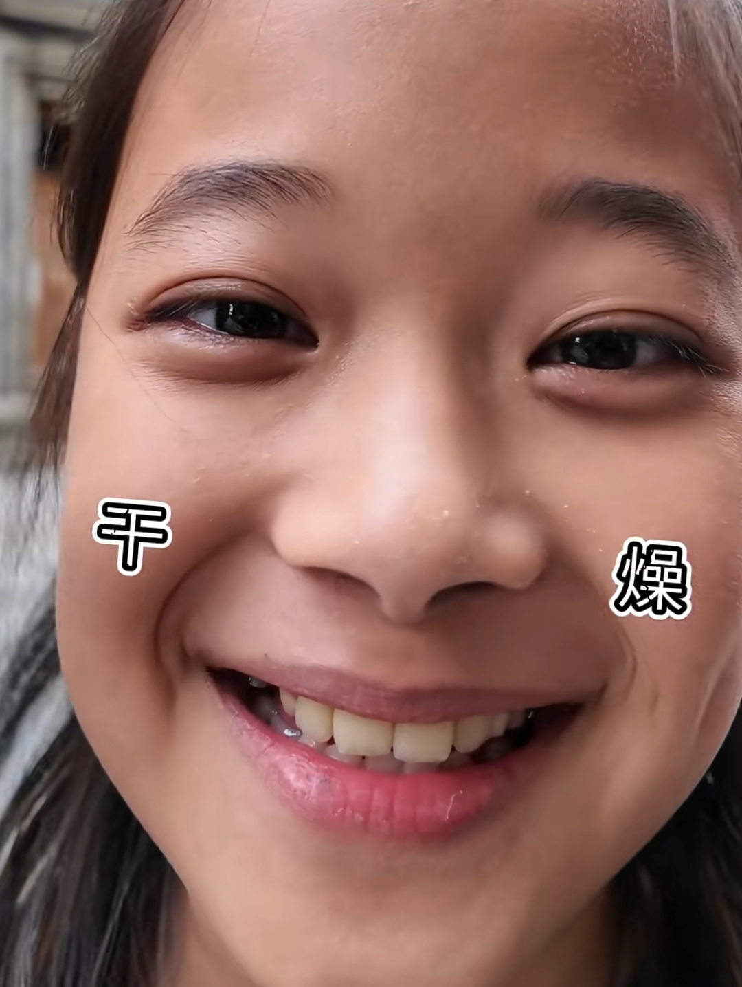 梅婷一家西班牙逛街,哥哥嫂子罕出镜都是大眼袋,俩孩子真像舅舅