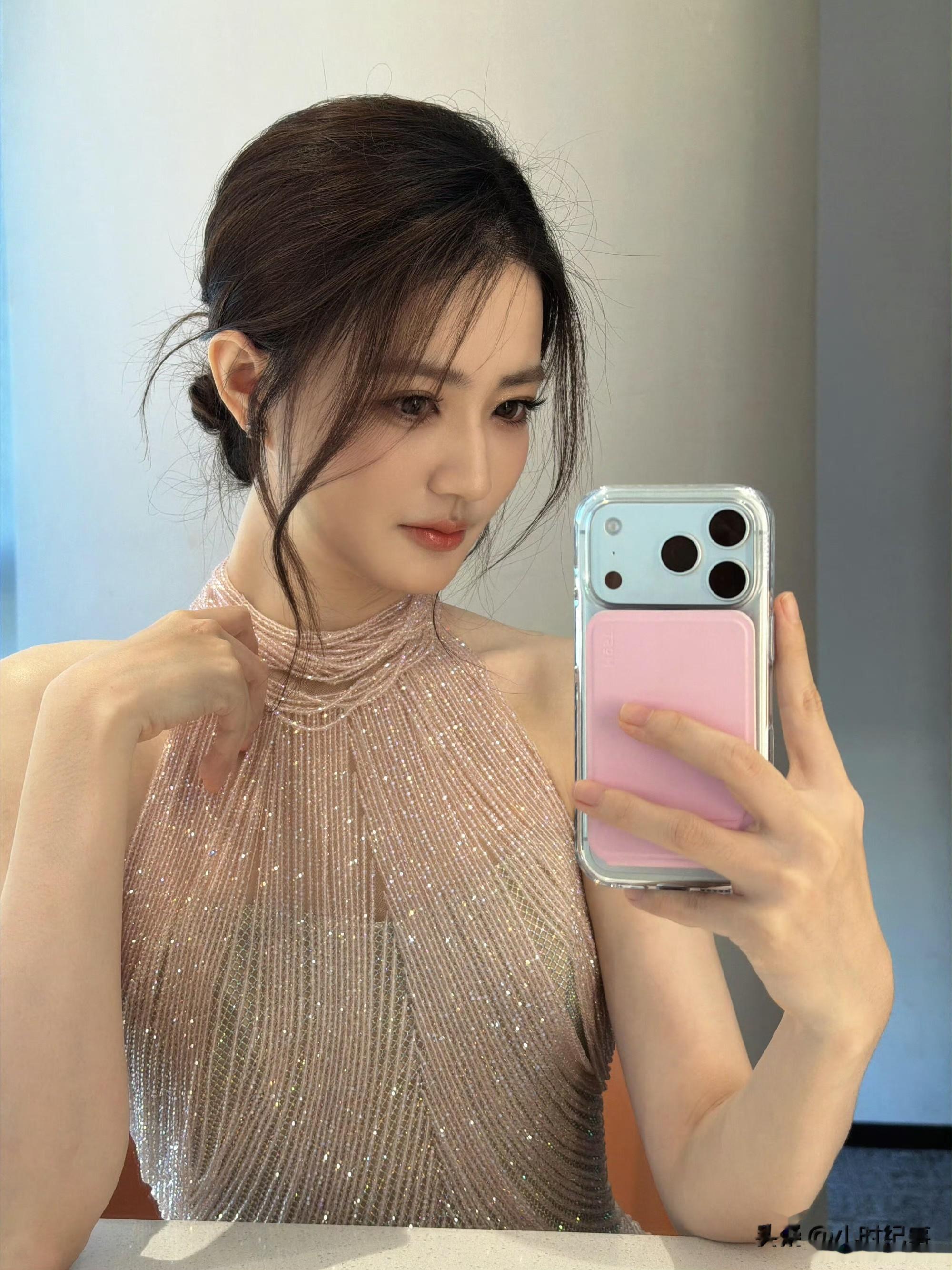 徐璐|上海时装周秀上,很难忘的一场小鹿的眼睛双眸盛着一汪静湖 ???