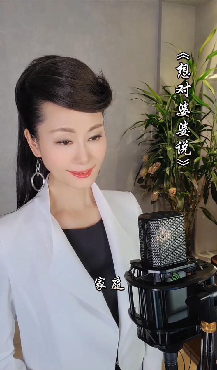 59岁于文华晒北京别墅，上下两层装修雅致，二婚老公年轻帅气