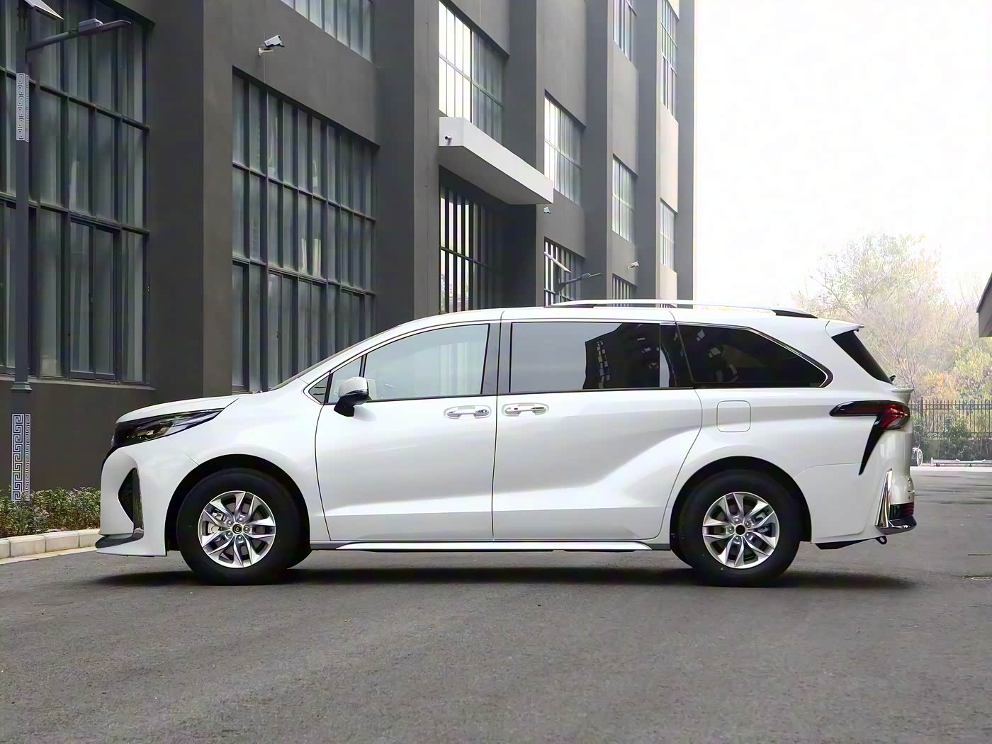 丰田亲民版“埃尔法”不足37万起！配豪华航空座椅，搭载2.5L混动