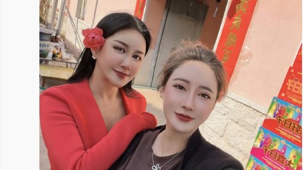 离谱！41岁女星下嫁山东农村，戴大红花像老大妈，喝18元一件啤酒