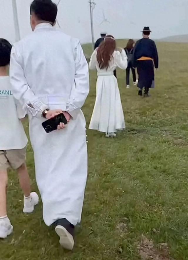 玥儿主动给汪小菲整理衣服,汪小菲亲自为玥儿牵马,父女互动有爱