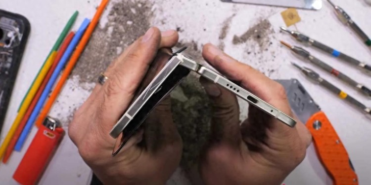 iPhone Air躺贏，谷歌Pixel 10 Pro Fold暴力測試中著火