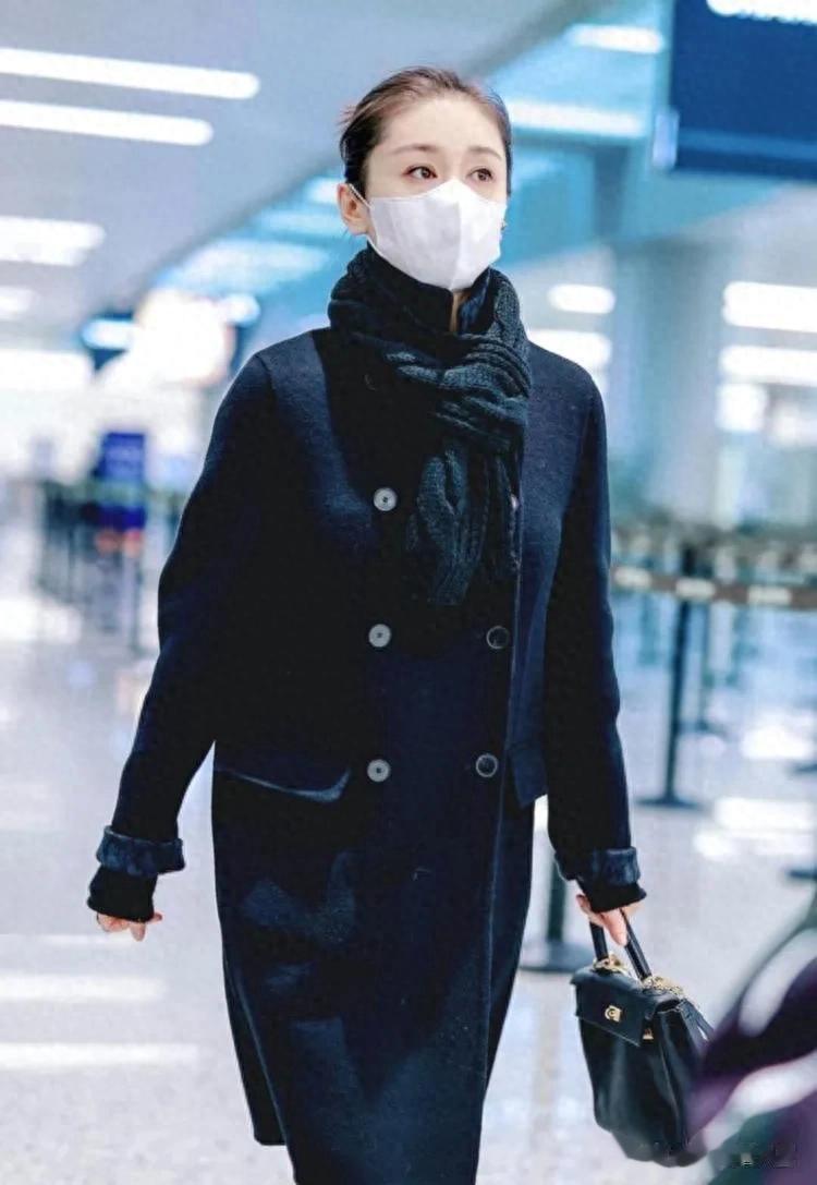 159cm的王子文也太会穿了,黑色大衣+喇叭裤,显高不说还很高级