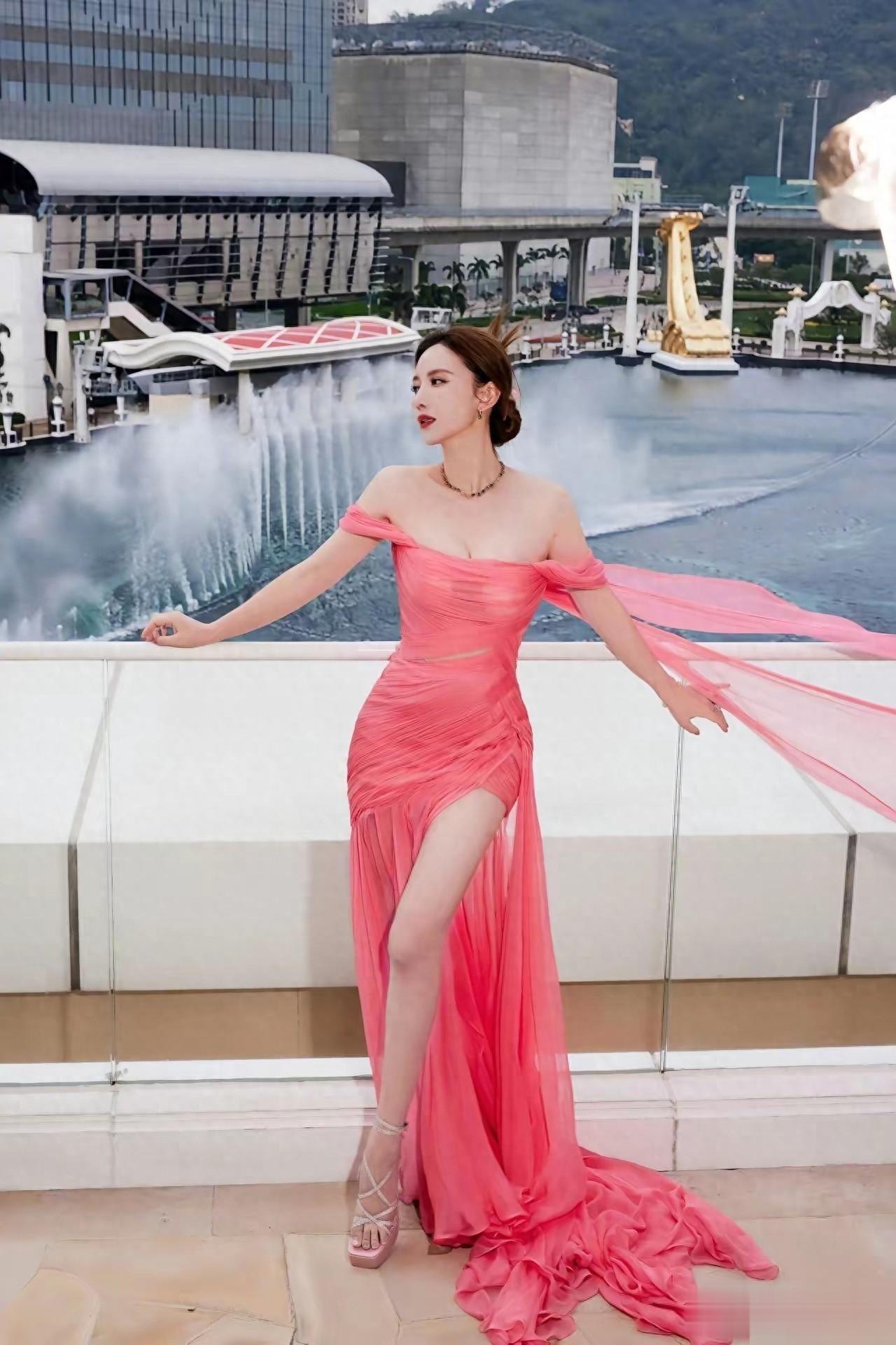 张萌一袭优雅的粉色露肩高开叉长裙亮相,自信优雅,宛如画中来