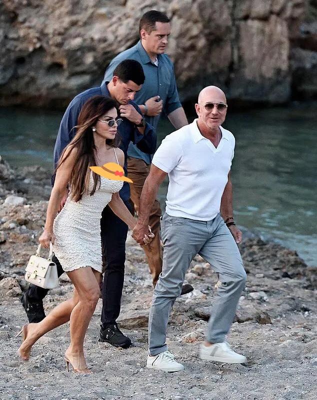 桑切斯贝佐斯西班牙度假,她穿10cm高跟鞋走沙滩,小李子牵手女友