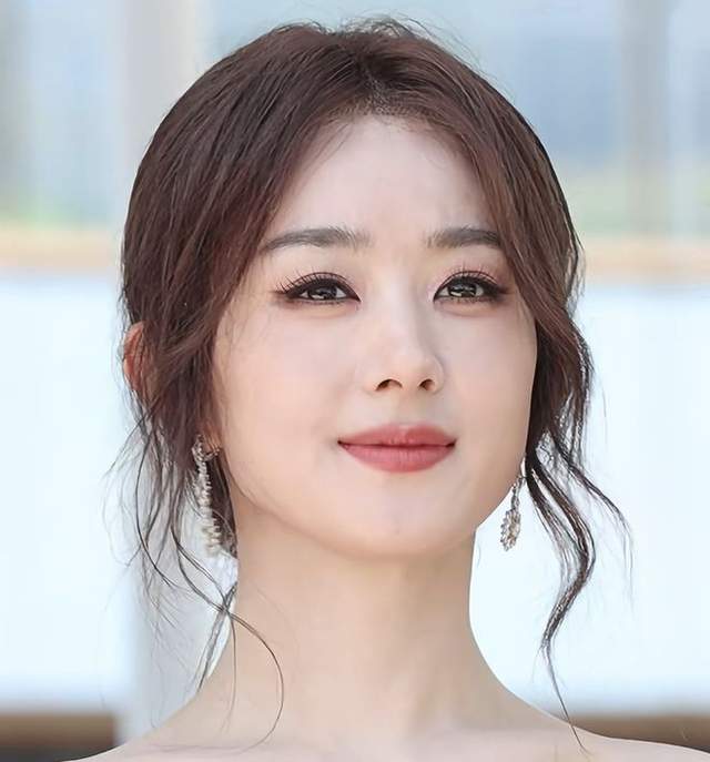 赵丽颖出席活动，抹胸长裙端庄又清丽，“床单造型状态差”引争议