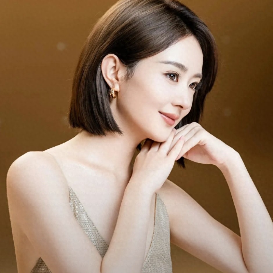 赵丽颖新造型惊艳出圈，短发鎏金裙诠释别样风采