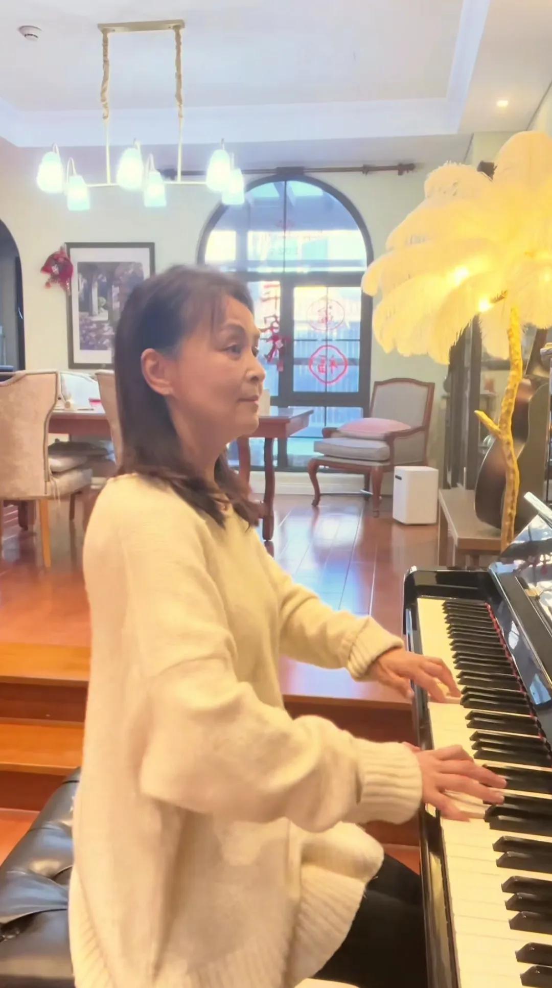 56岁黄志忠参加好友聚会，53岁柯蓝低调现身，70岁张国立罕见亮相