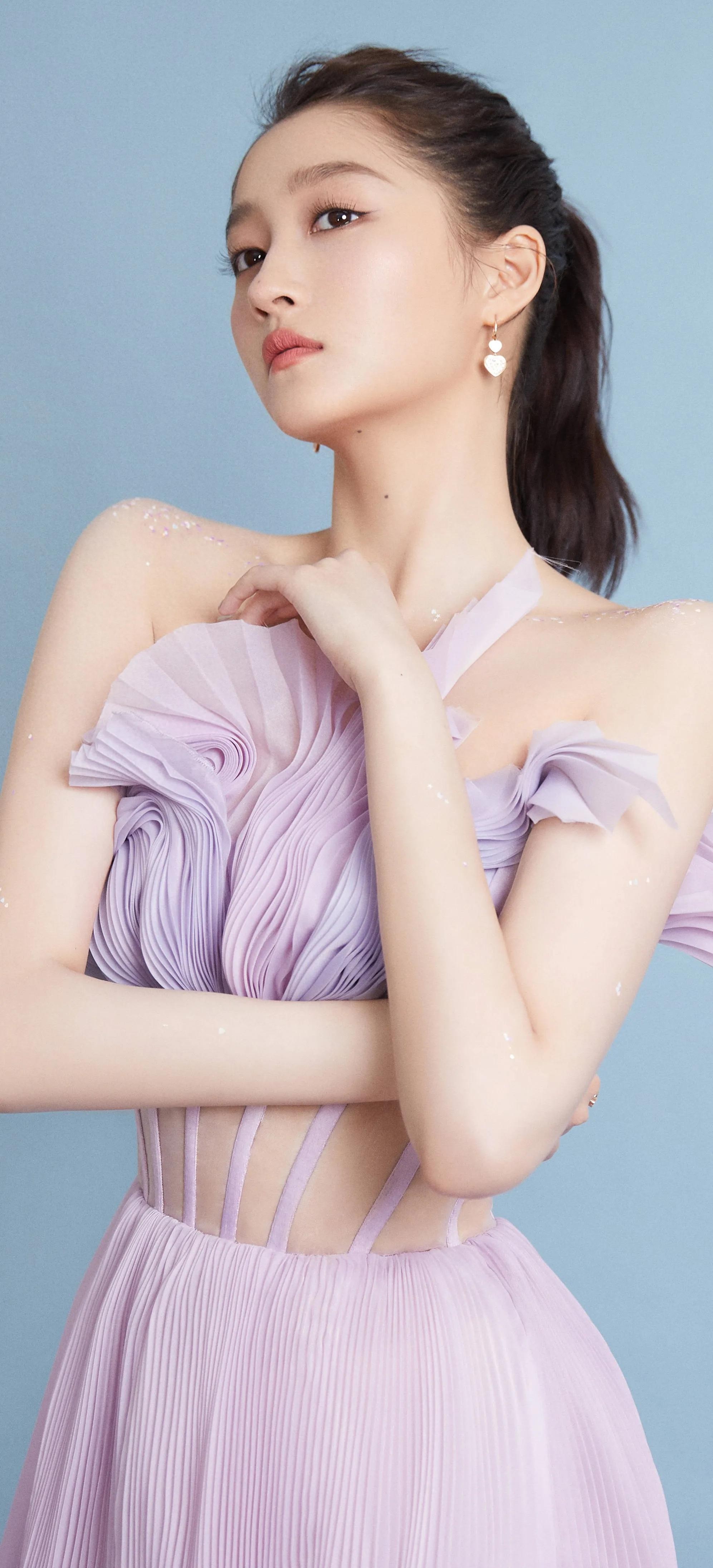 女明星关晓彤：破茧成蝶的实力与担当！