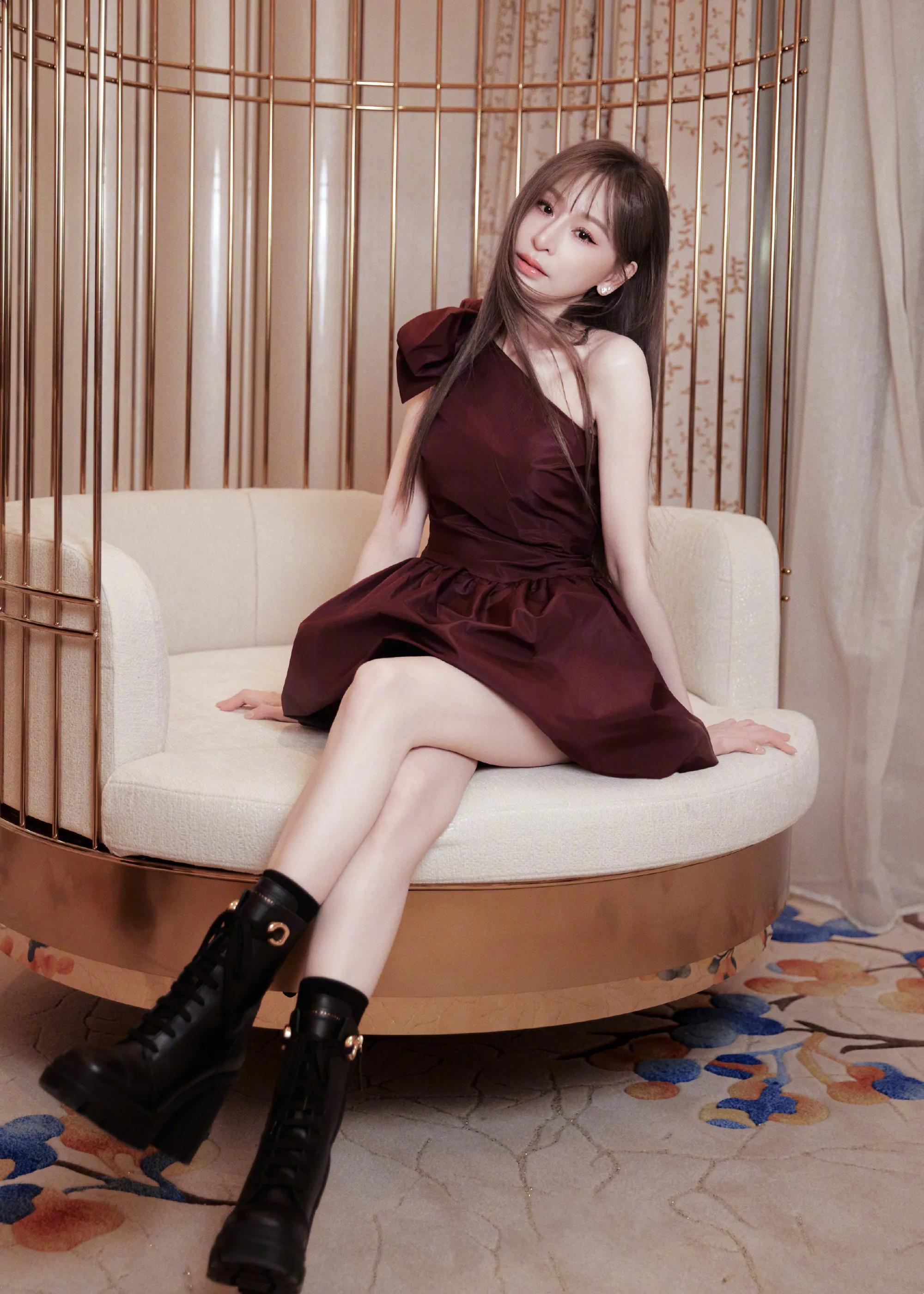 王心凌酒红短裙少女感十足