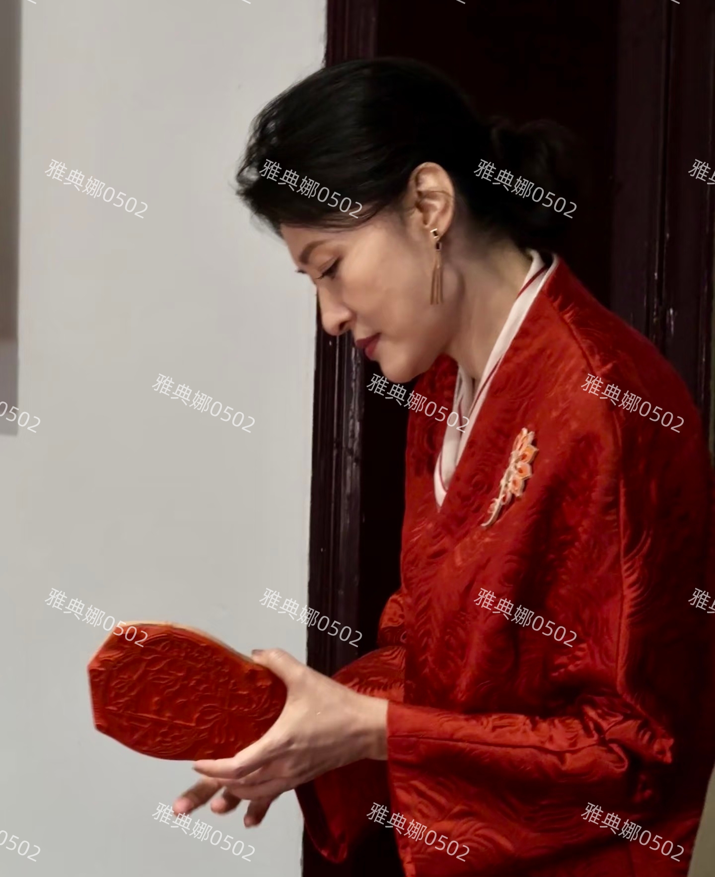 扬州何园偶遇周涛，57岁的她本人好年轻淡妆雅服气质古典见之忘俗