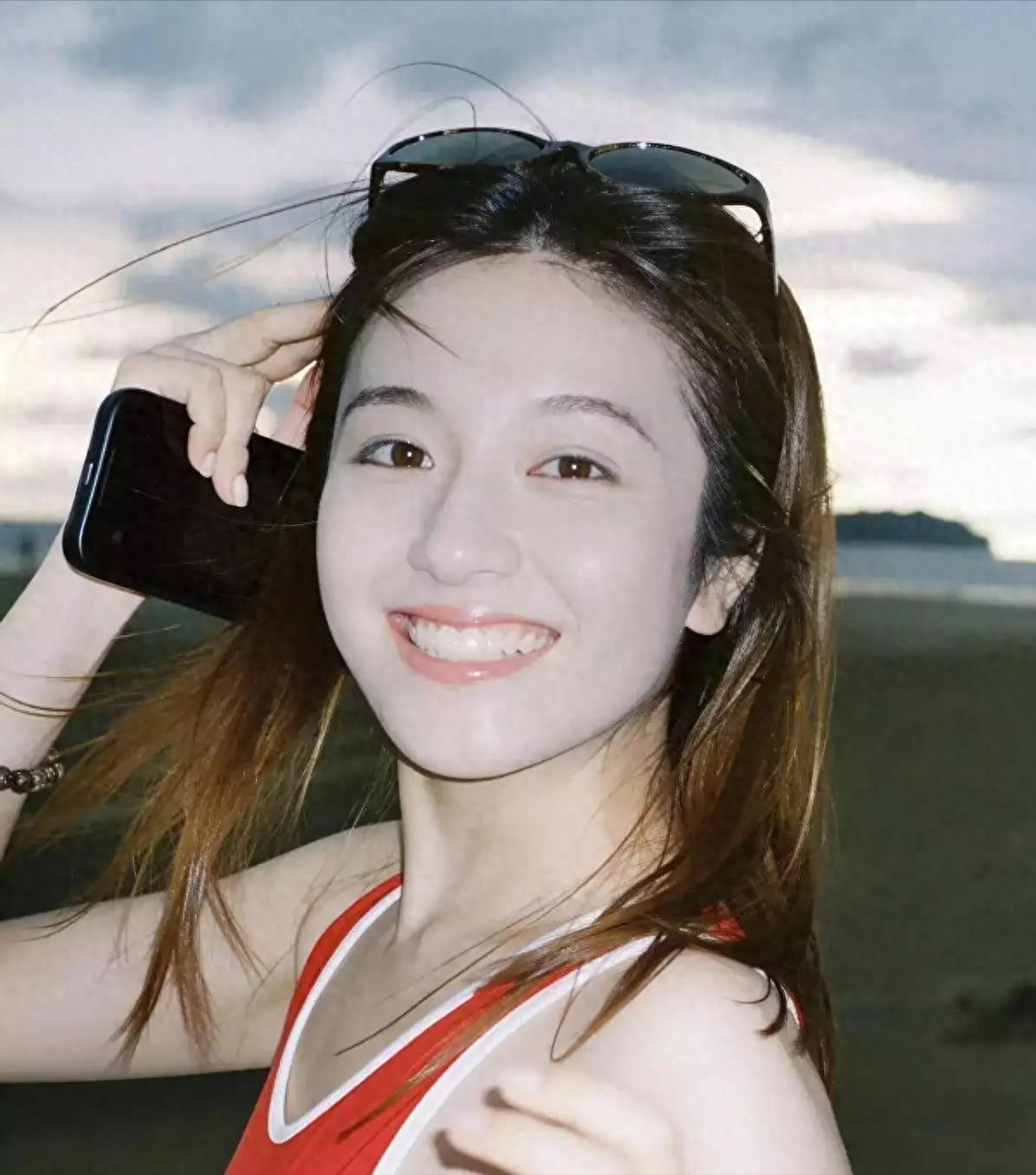 李兰迪海边写真新造型曝光 红色泳装勾勒绝美身材