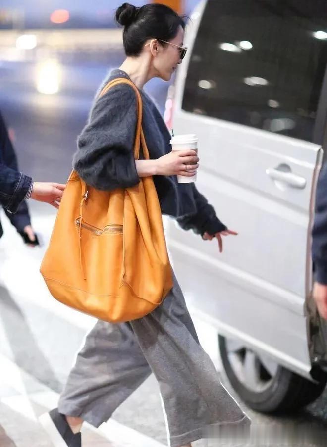 54岁俞飞鸿扎丸子头年轻25岁！穿灰色毛衣+毛呢阔腿裤 简约又时髦