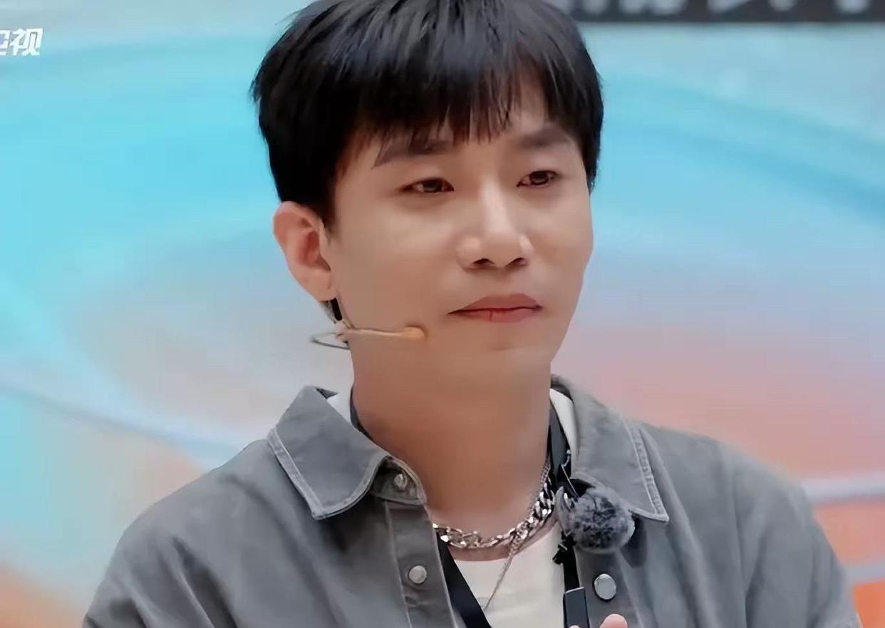 王鸥女儿首曝光!孩子撞脸何九华,穿平价童装,俩保姆贴身跟随