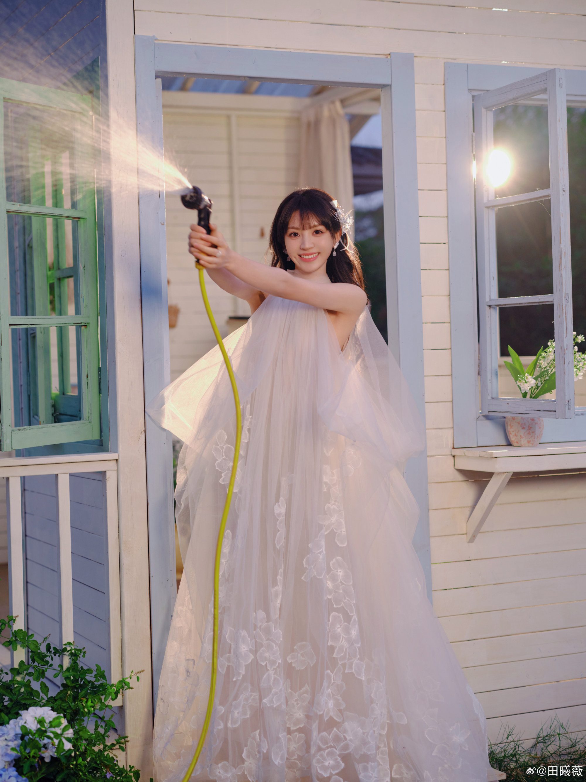 田曦薇演绎vivo大片，百变造型超亮眼，教科书级甜妹穿搭范本！