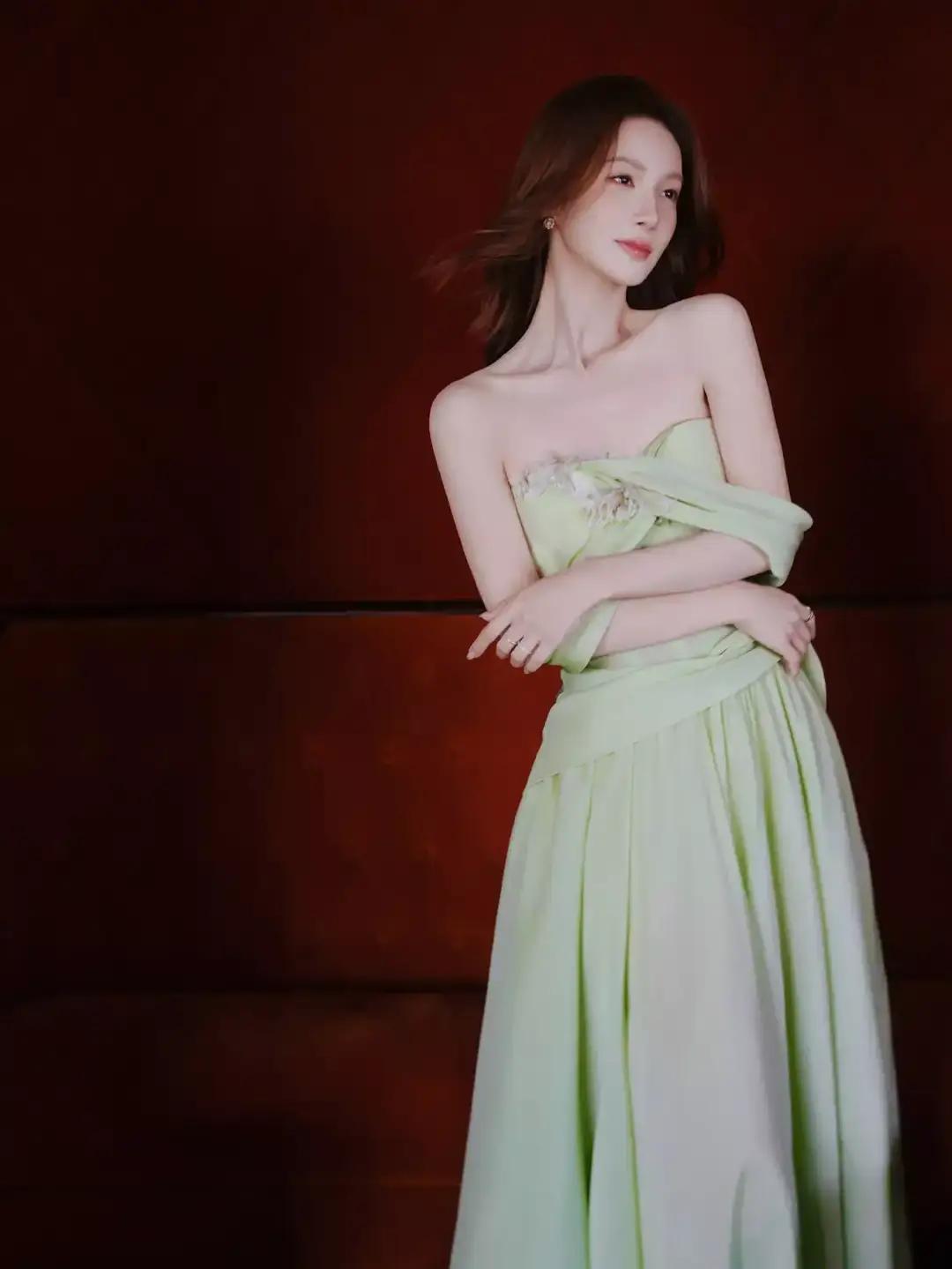 金晨的脸终于“正”回来了!上海活动绿裙惊艳,嘴不歪,鼻不斜了