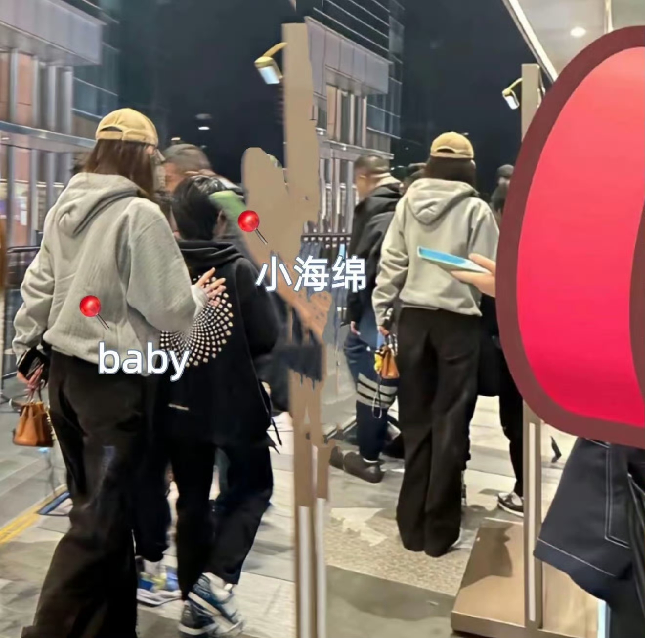 Baby带小海绵吃饭被偶遇，超暖画面曝光，快来看！