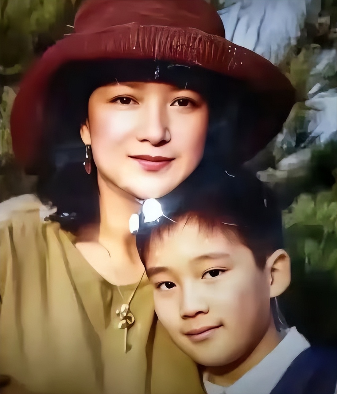 许何哽咽告别妈妈何晴，一番悼词让人心酸，想念之情呼之欲出