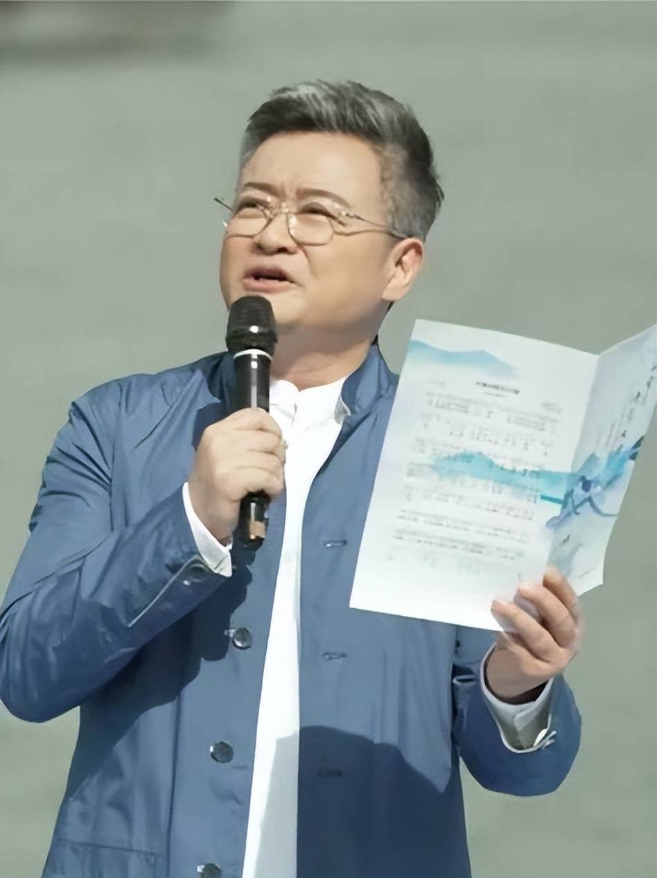 他是央视知名主持人,31岁因一句话离央视赴美国,如今51岁怎样了