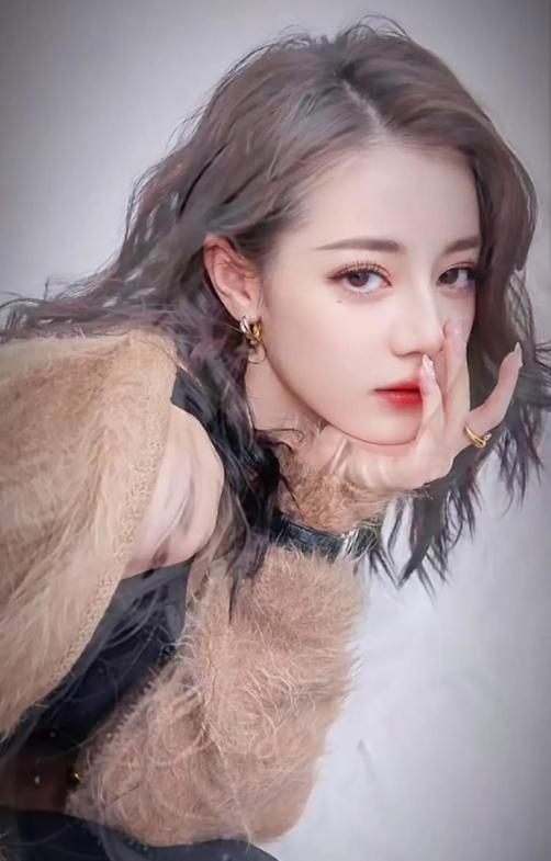 迪丽热巴因消失被传怀孕生子，如今真相终于大白，难怪央视力挺