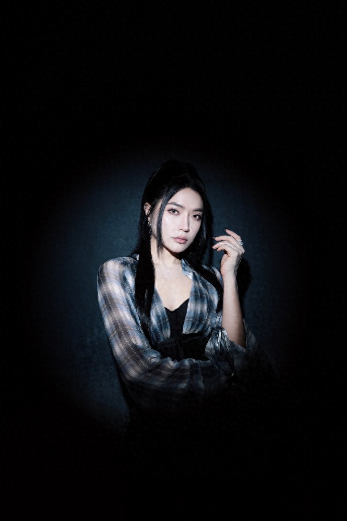 庄心妍脚踩黑色长筒靴写真，又酷又美