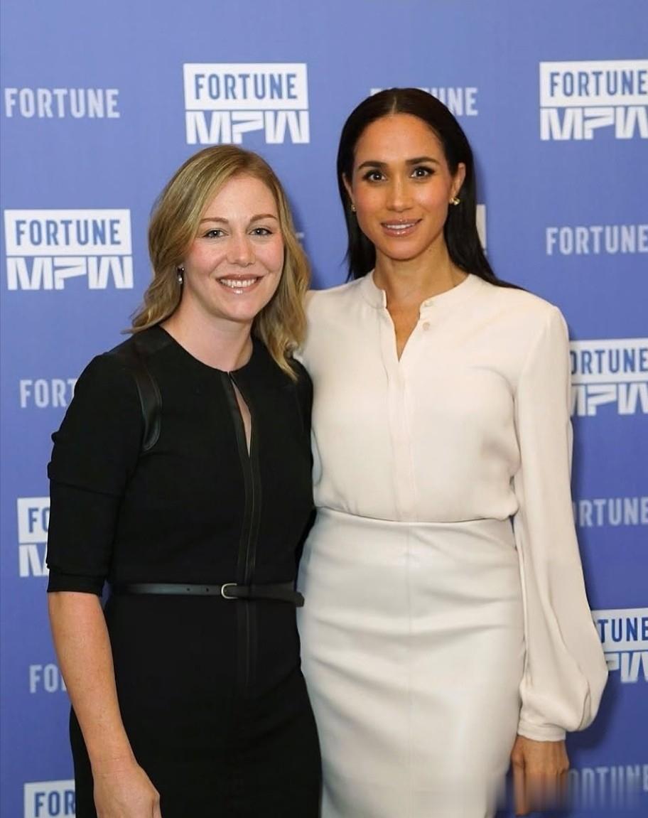 惊艳亮相!梅根最新镜头,穿白皮裙真时髦,双腿交叠,仪态好优雅