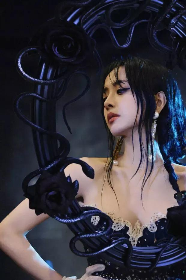 蔡依林碎花抹胸裙配蕾丝手套 浓艳妆容晕染神秘媚态