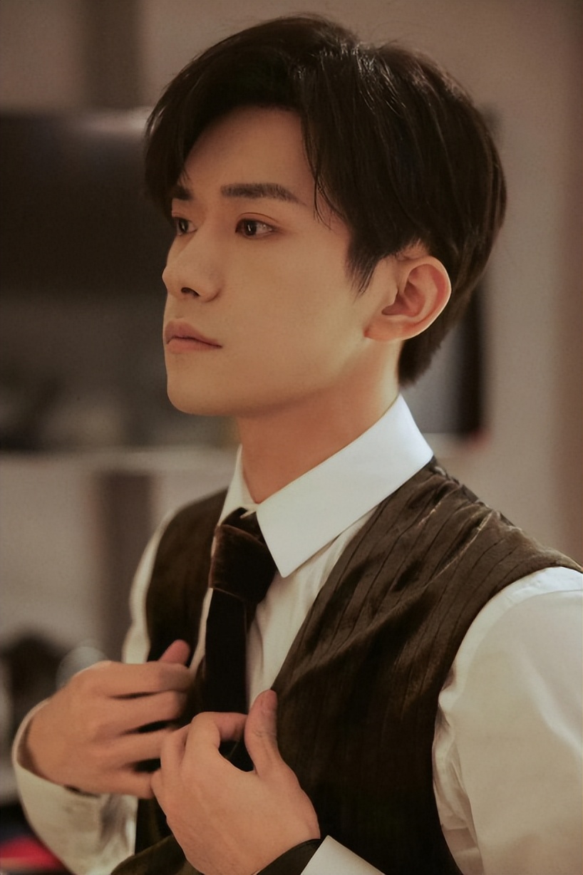 央视专访这次，易烊千玺只字未提赵丽颖，却给赵丽颖提了个醒