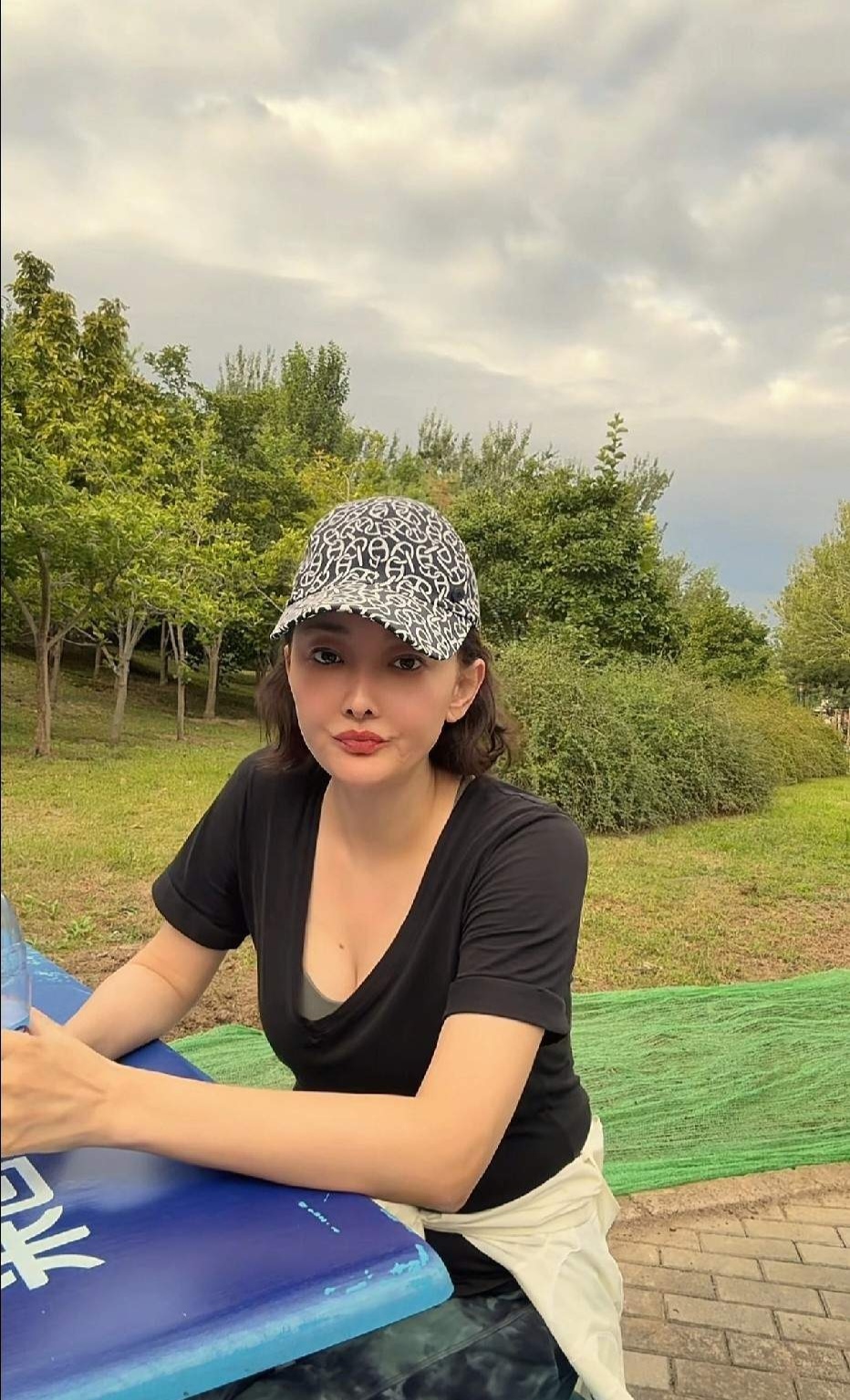 50多岁牛莉穿深v短袖出镜身材火辣,人到中年越来越美,医美感强