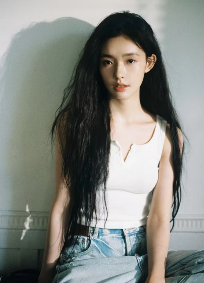 林允自曝当前体重94斤,穿背心秀马甲线,锁骨窝能放鸡蛋又瘦又美