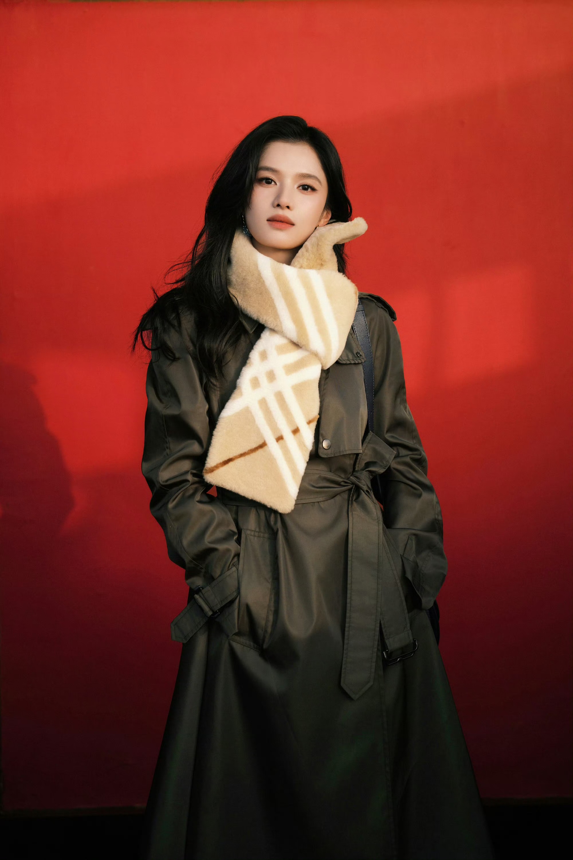 张婧仪穿出满屏英伦感！Burberry风衣搭格纹围巾，妥妥的秋冬女神