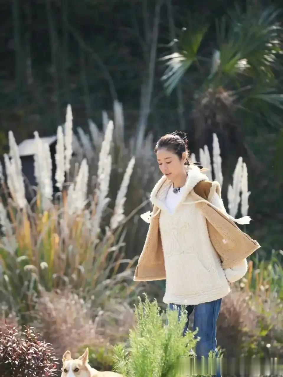 49岁林心如增肥后美得更高级，羽绒服+阔腿裤好减龄，差点认不出