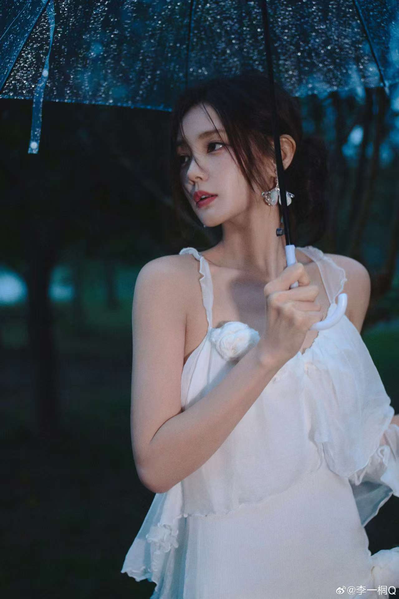 【雨珠滑落,演绎一场静谧的浪漫】——李一桐