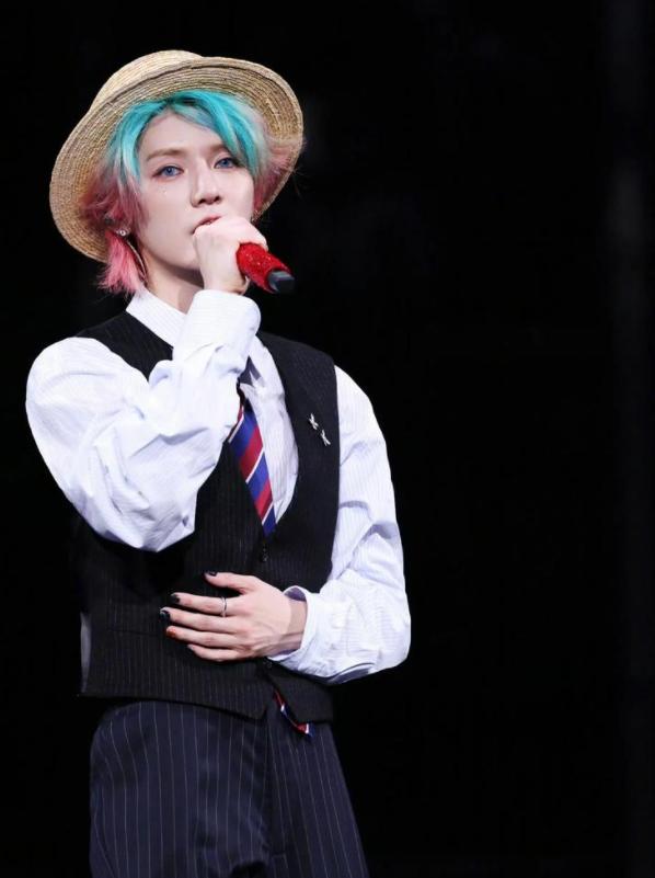 关晓彤高调官宣，亲密照片曝光引热议，网友：恭喜找到最值得爱的