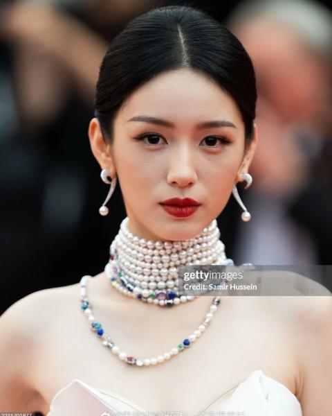 45岁高圆圆生图曝光！眼纹明显却美上热搜：她凭什么赢过20岁网红