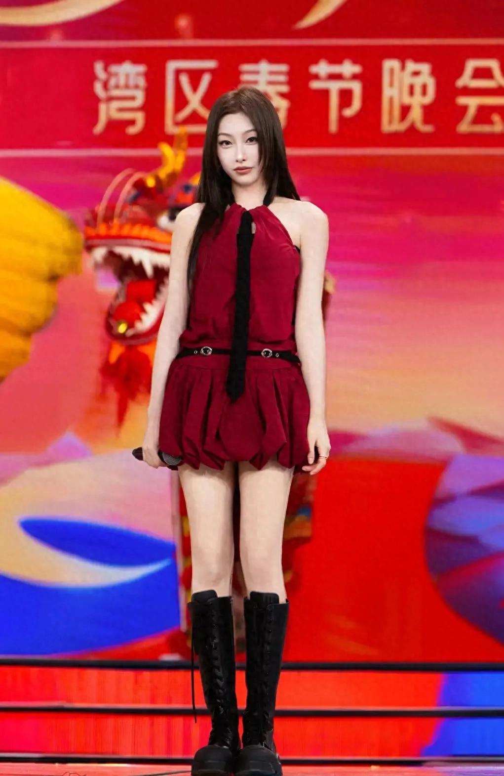 广东卫视湾区春晚的含金量真高，舞台上全是筒靴美腿，真绝了