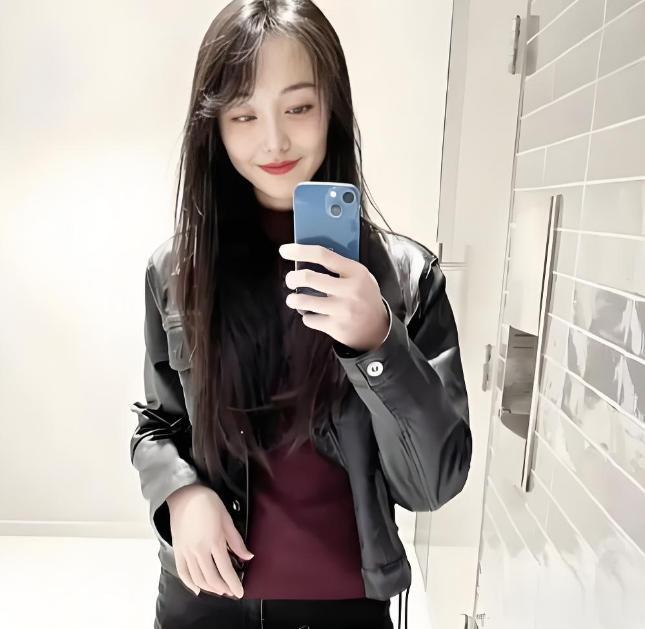 35岁郑爽美国照流出:欠债9000万却“躺平”养狗?日子过得太滋润