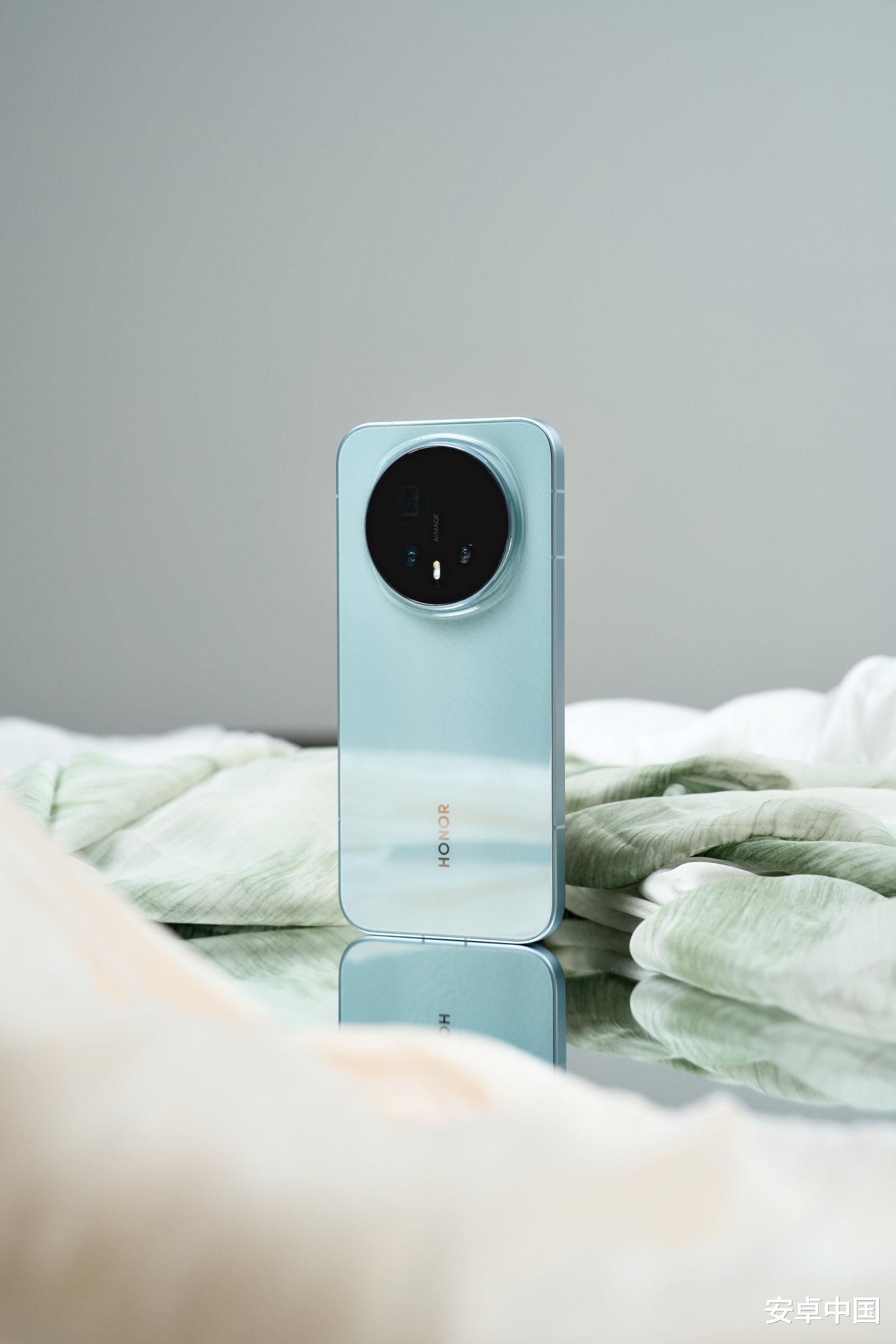 榮耀Magic8圖賞：超絕天青釉，窄邊藏巧思